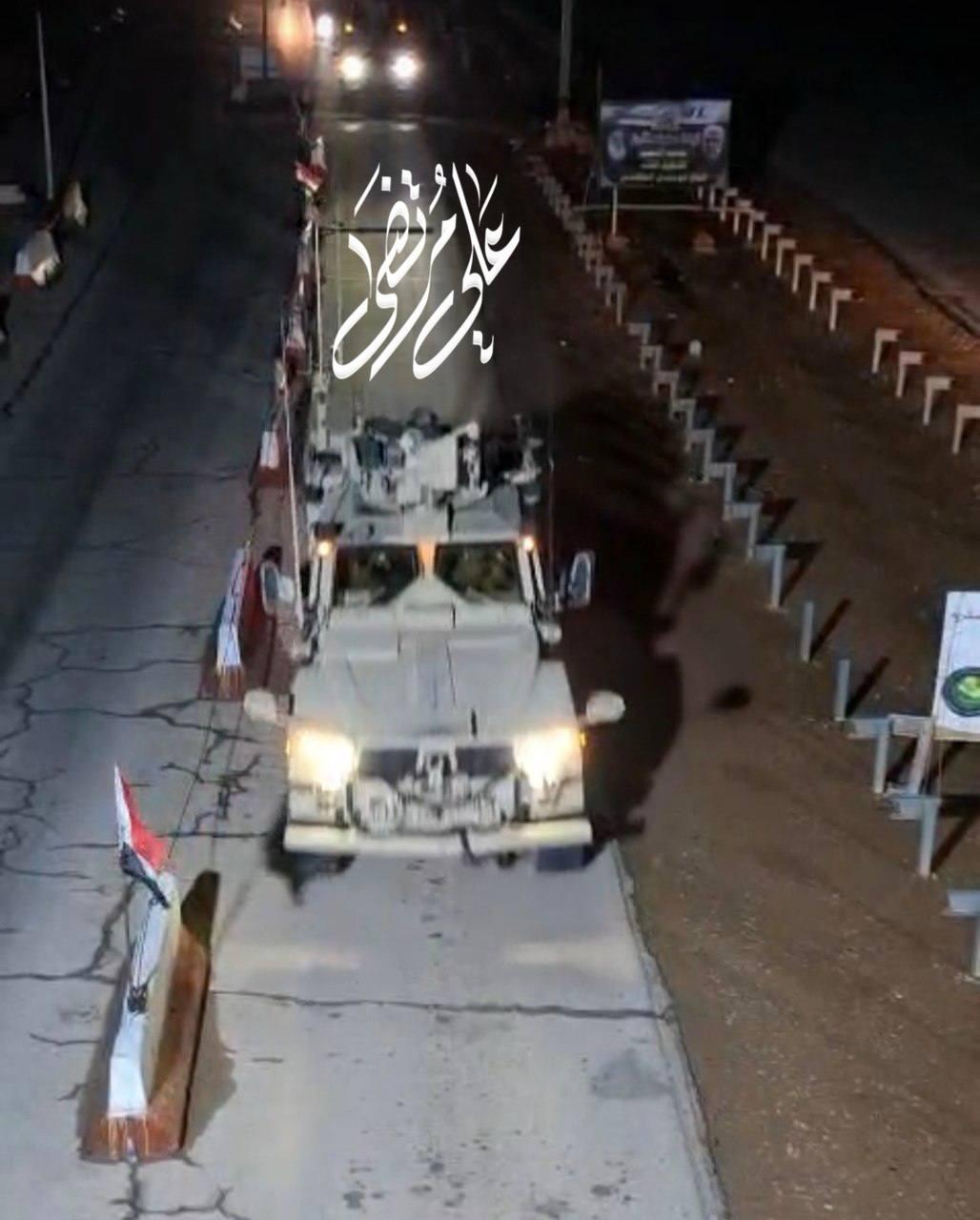 在伊拉克抵抗组织发动袭击后，美军在伊拉克反恐部队的护送下，正经由特雷比勒边境撤离