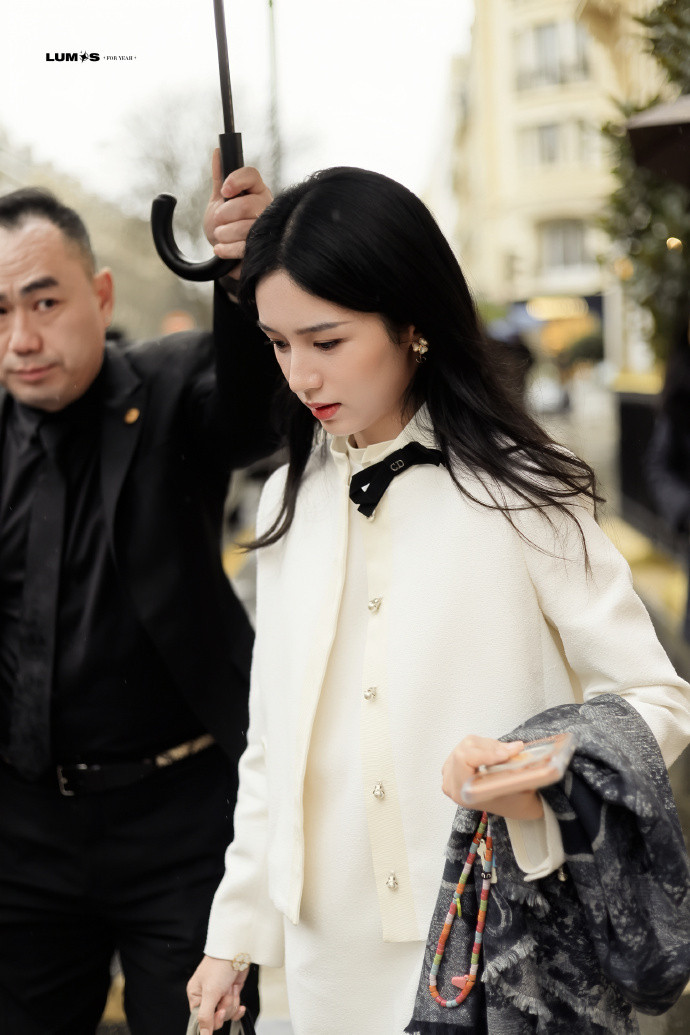 周也巴黎外出路透，这套好美啊，这是真千金！