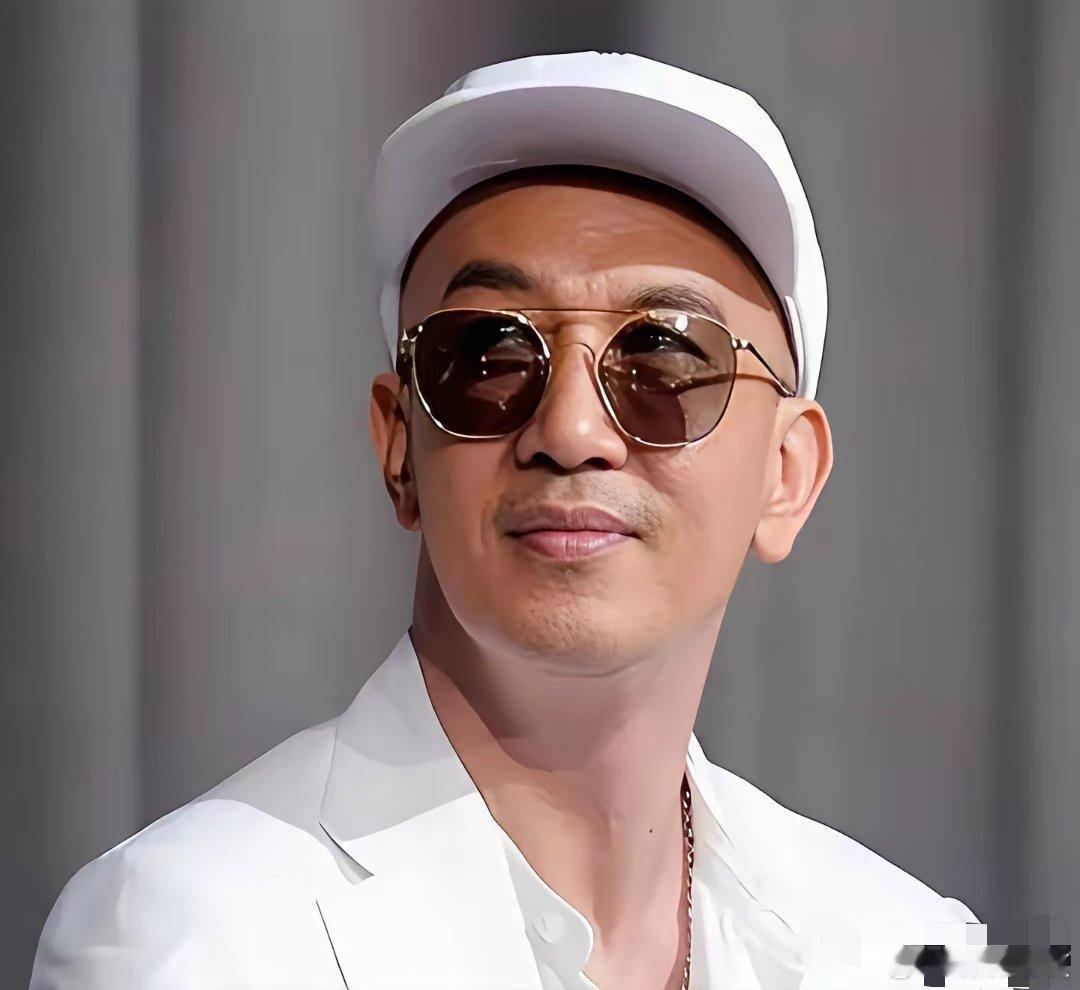 我一直挺纳闷，大S都离开这么久了，具俊晔留在台湾到底图个啥？他靠什么过日子？小S