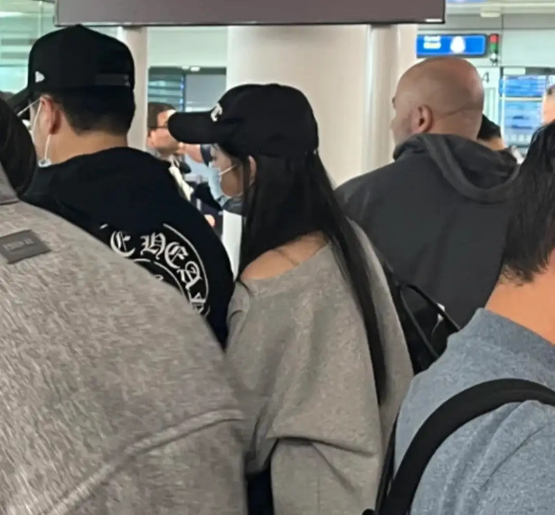法国机场偶遇潘玮柏，和妻子在一起小动作超多，肉肉的脖子抢镜！