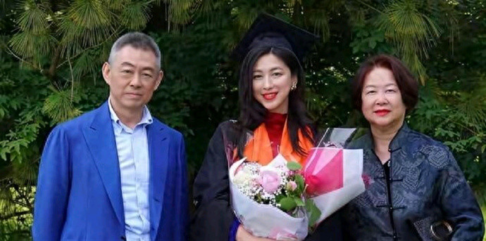 朱珠和爸似双胞胎，梨涡神同步，高颜值基因太强大！​​​