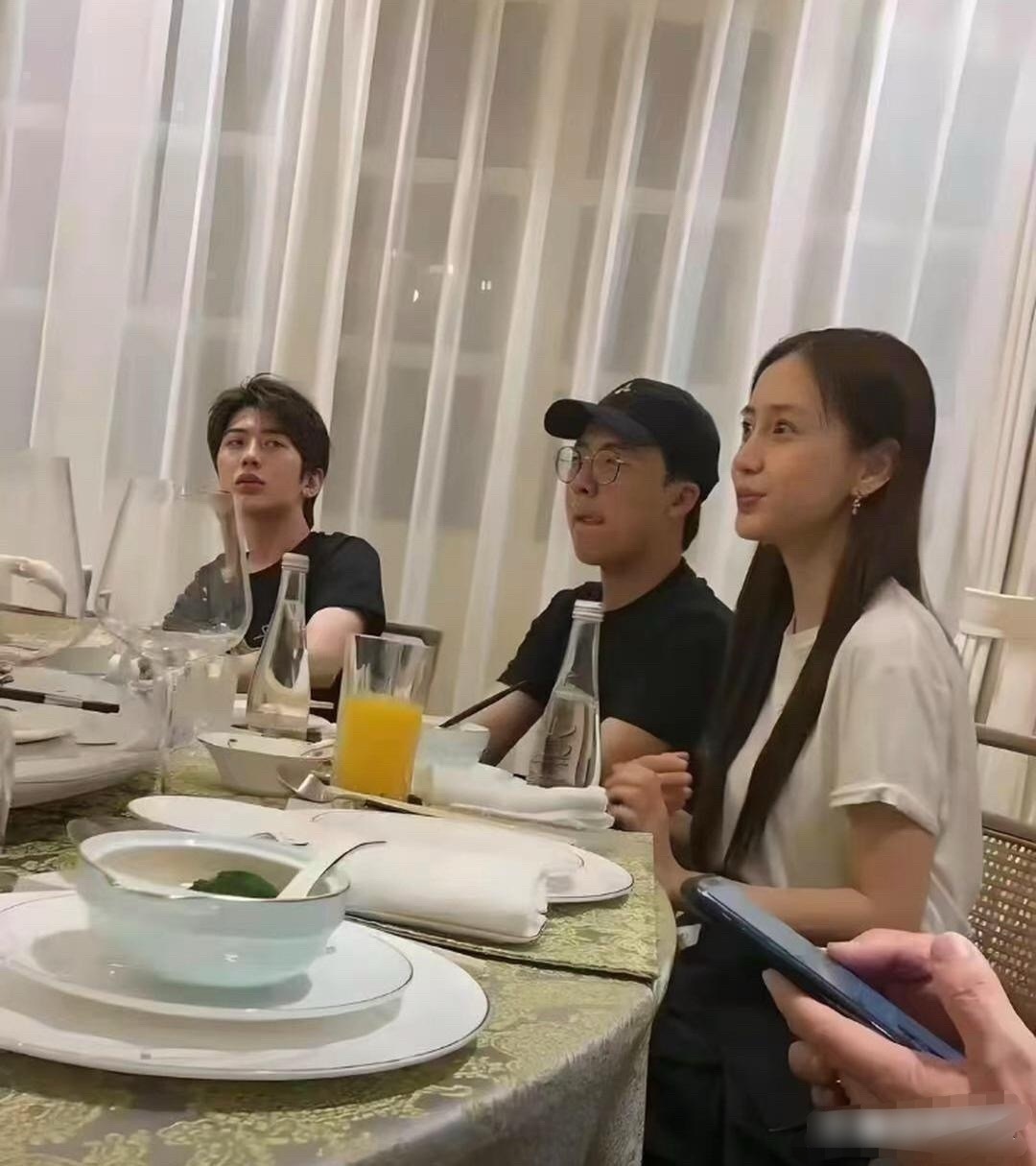 原来明星私底下聚餐，都是素颜的状态啊
