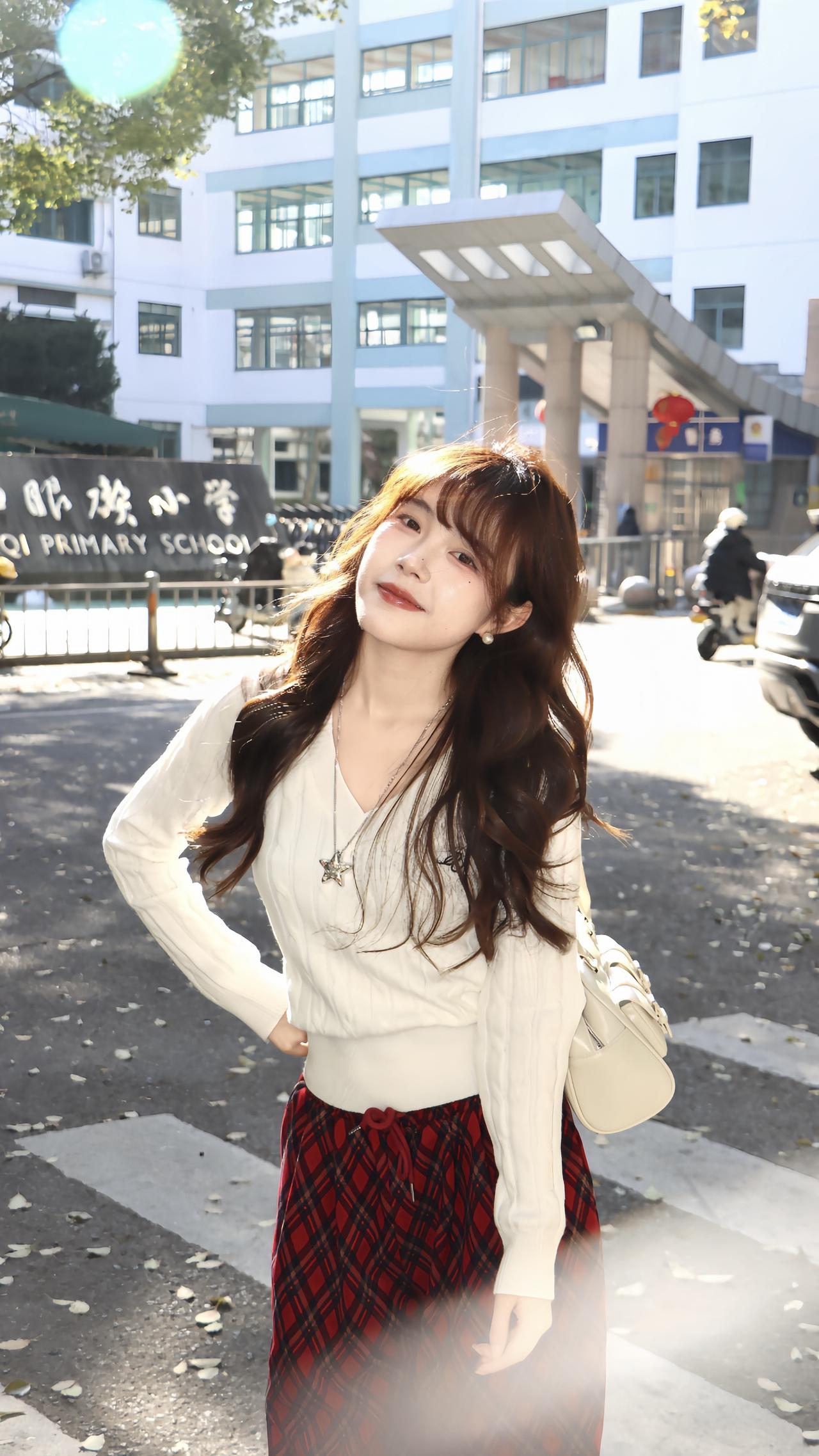 早春穿搭公式|红格阔腿裤+V领白毛衣轻松拿捏韩系松弛感早春穿搭自带春日元