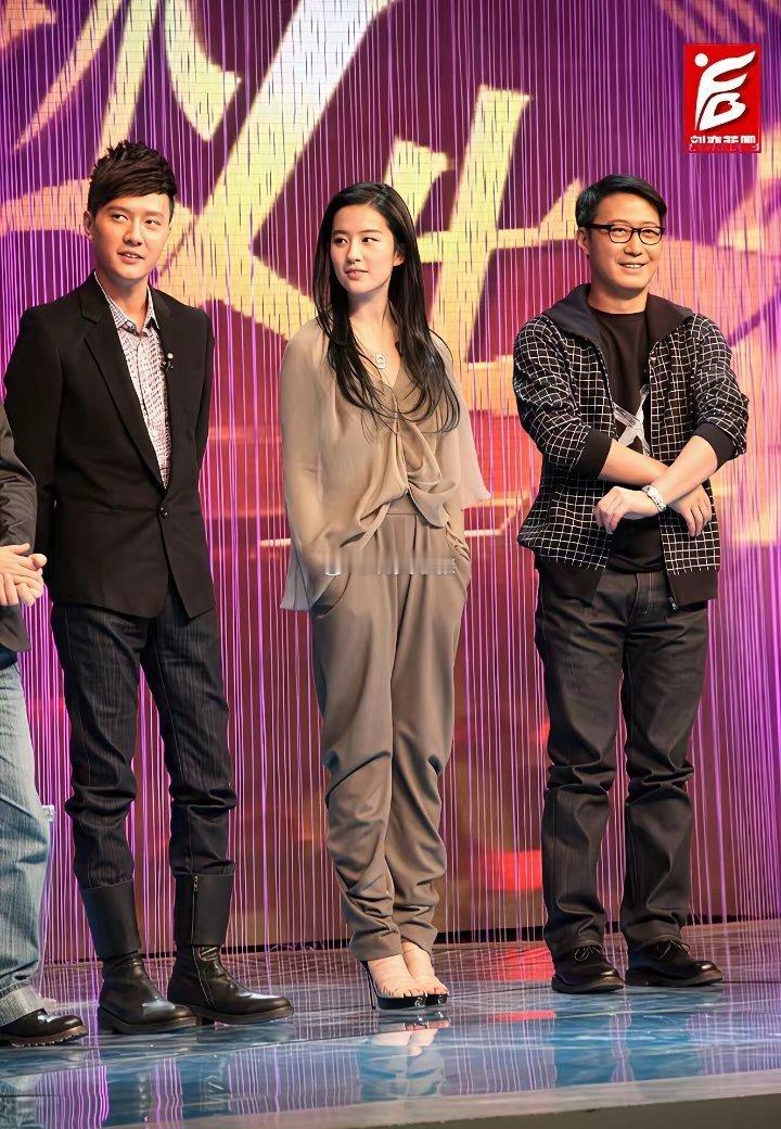 这个女人，随便揣个兜都这么帅气，好看的也太过分了