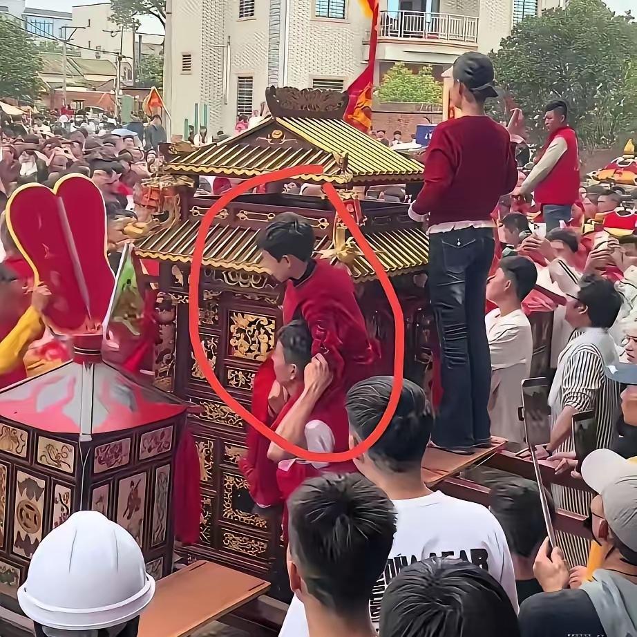 大年初二最解气的事，莫过于湛江拾石村这场妈祖巡游，给所有爱走后门的人狠狠上了一