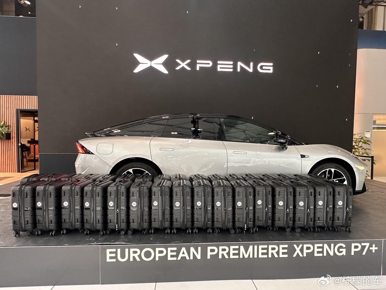 新款小鹏P7+有着同级领先的88%得房率，以及725L的后备厢基础容积，很可惜没