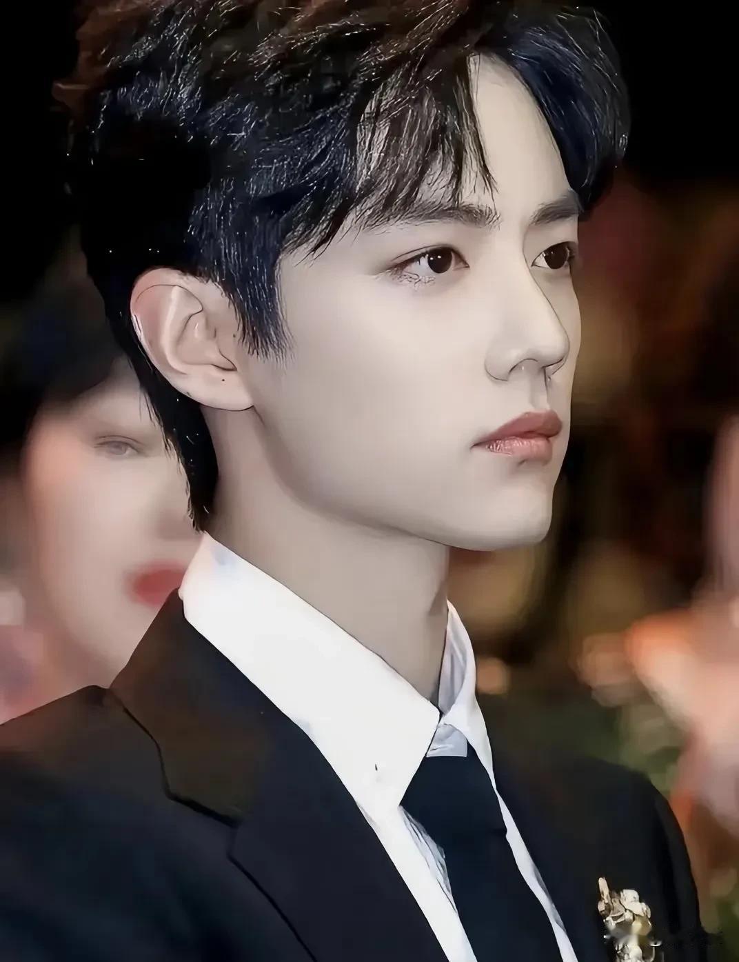 照理说娱乐圈不缺长得好看的以及漂亮的男明星，可我只要对着肖战的这张脸。原来还