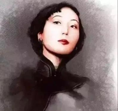 1940年的一天，20岁的张爱玲正在卫生间洗漱，这时母亲突然闯了进来，发疯般的一