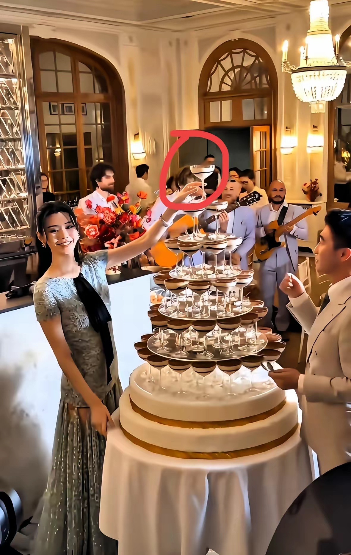 奚梦瑶婚礼香槟塔里装的是提拉米苏看明白了，难怪奚梦瑶能在豪门如此受宠！光凭婚礼