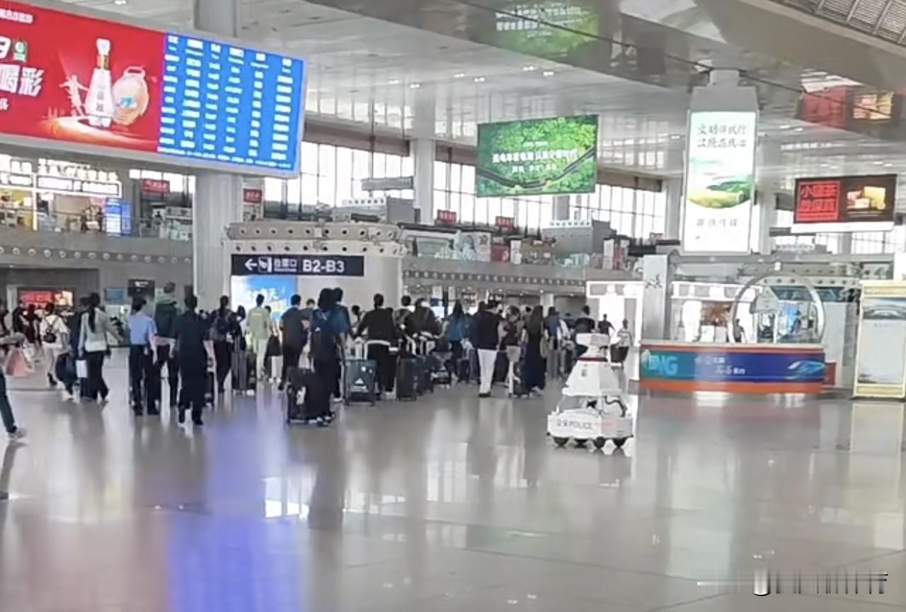 中国女排打道回府，结束第一站比赛，下一站🚄回北京！大部队今天下午乘坐高铁🚄前