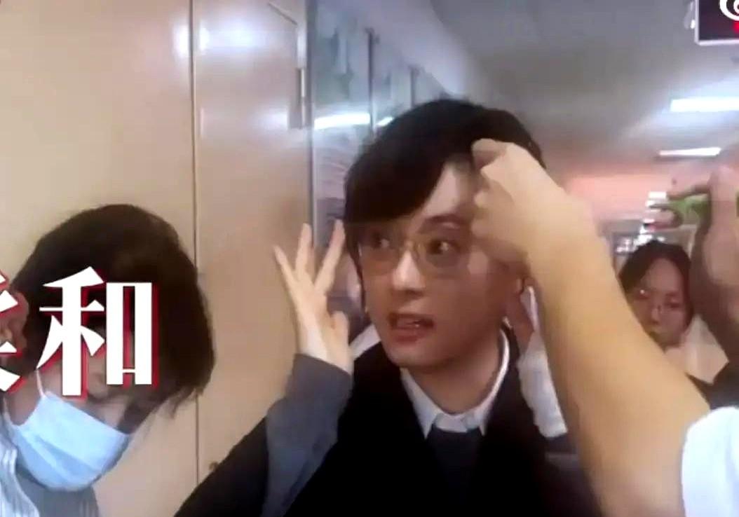 孙俪这回真把戏演“活”了！新剧《危险关系》里，她演一个被PUA的女教授。为了