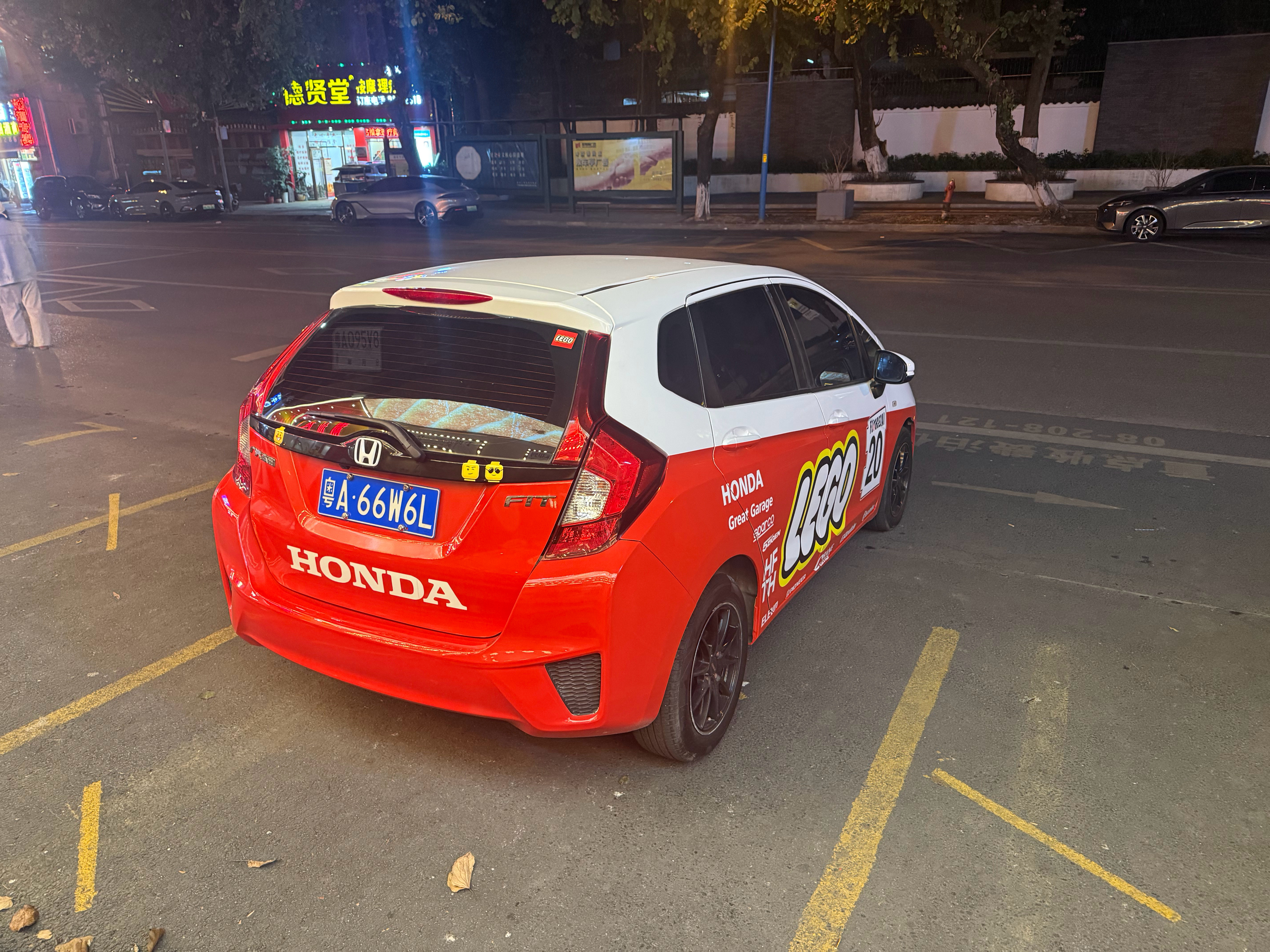 这姿态真曼妙！惨了，现在一有机会我就开它……这是初恋的感觉吗？