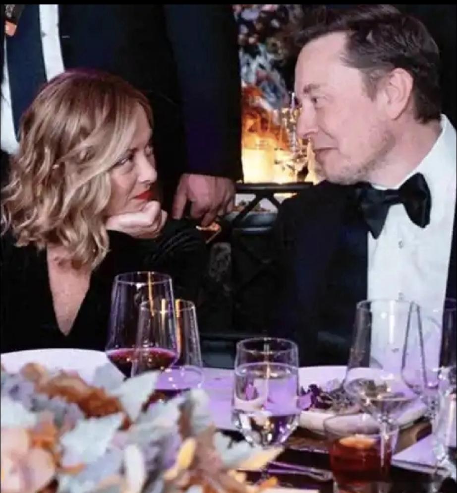 名流的社交成了名场面。意大利美女总理梅洛尼和马斯克的会面，如同一部浪漫剧的精彩