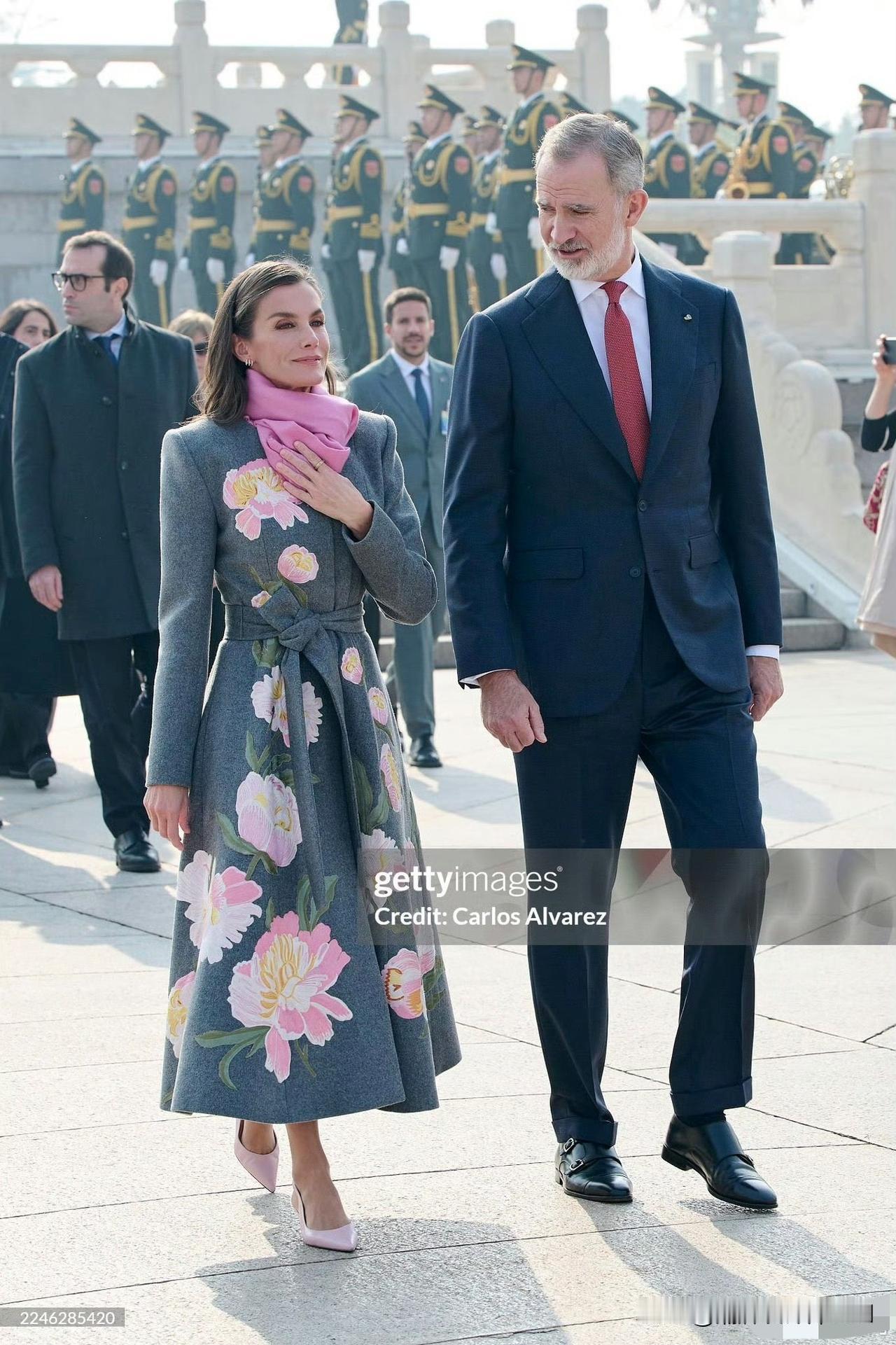 莱后在天安门广场的新中式着装，好讲究色彩搭配啊！端庄大气，高雅有范，完美彰显出一