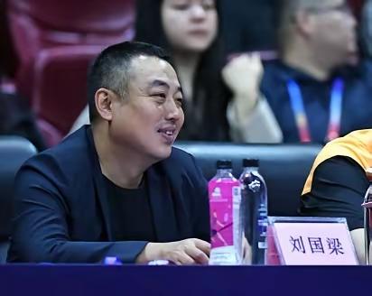 《对话》胖子：大个子，为什么现在老是输？大个子：输就对了！胖子：为啥子呢？