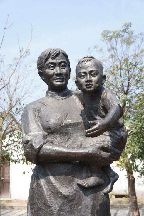 1910年，地主蒋忠樽的妻子难产2天才生下一名男孩，可他却没有一丝喜悦，转头就将