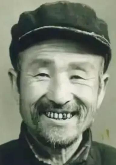 1956年，山东公安拦住一卖酒老汉，他掏出证件后，所有人都沉默了1956年3月，