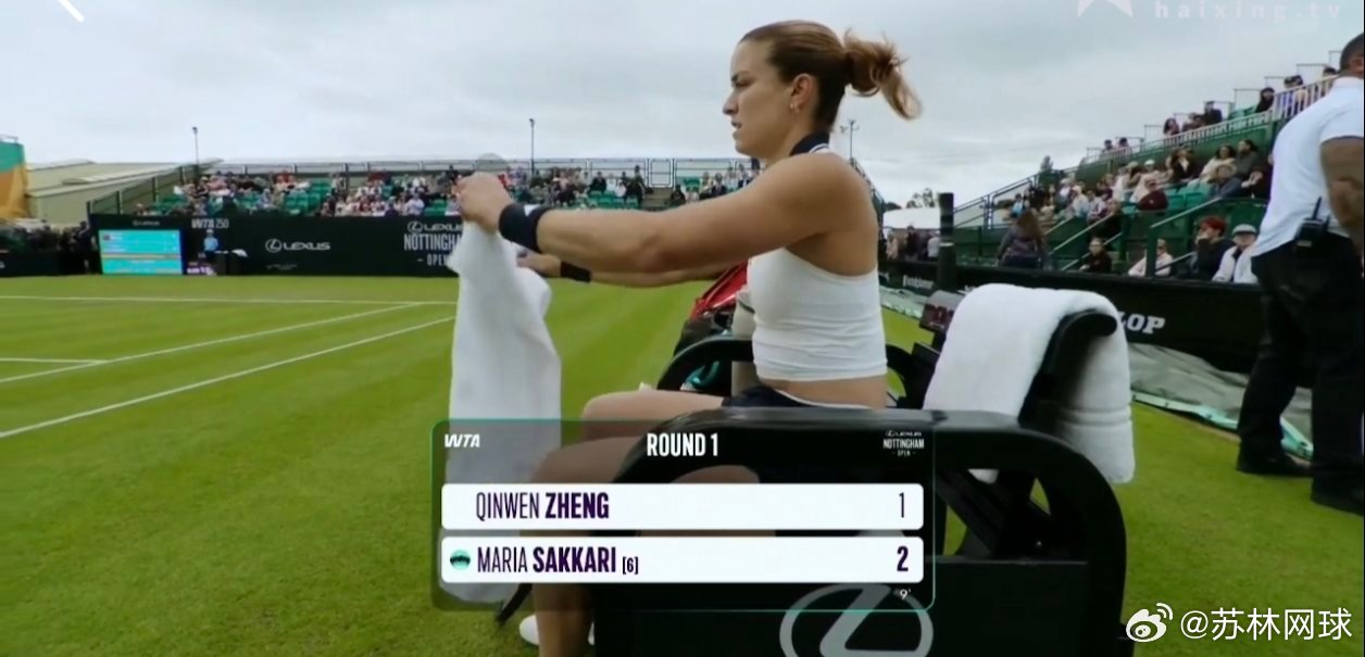 WTA250诺丁汉首轮郑钦文第二个发球局遭遇萨卡里破发1-2。被破发太快了。双方