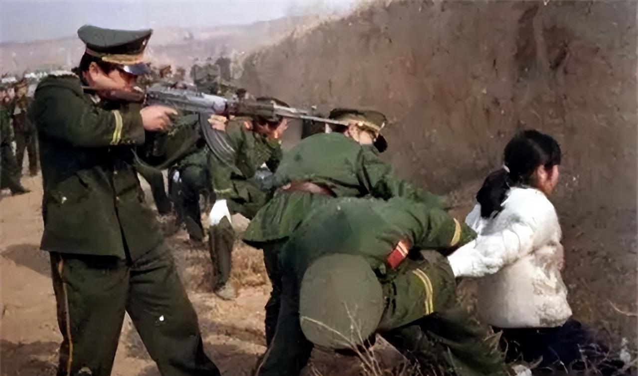 1995年，河南巩义的郊外刑场，几名死刑犯被执行枪决的一幕。队伍里那个20岁