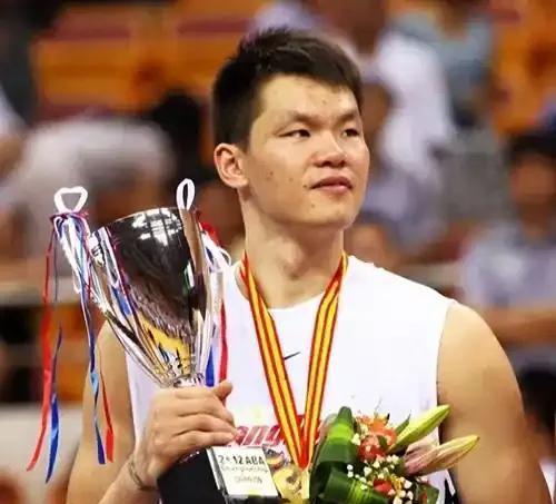 广东宏远一共拿了11个CBA冠军，杜峰和朱芳雨谁的功劳最大。朱芳雨在广东宏远总