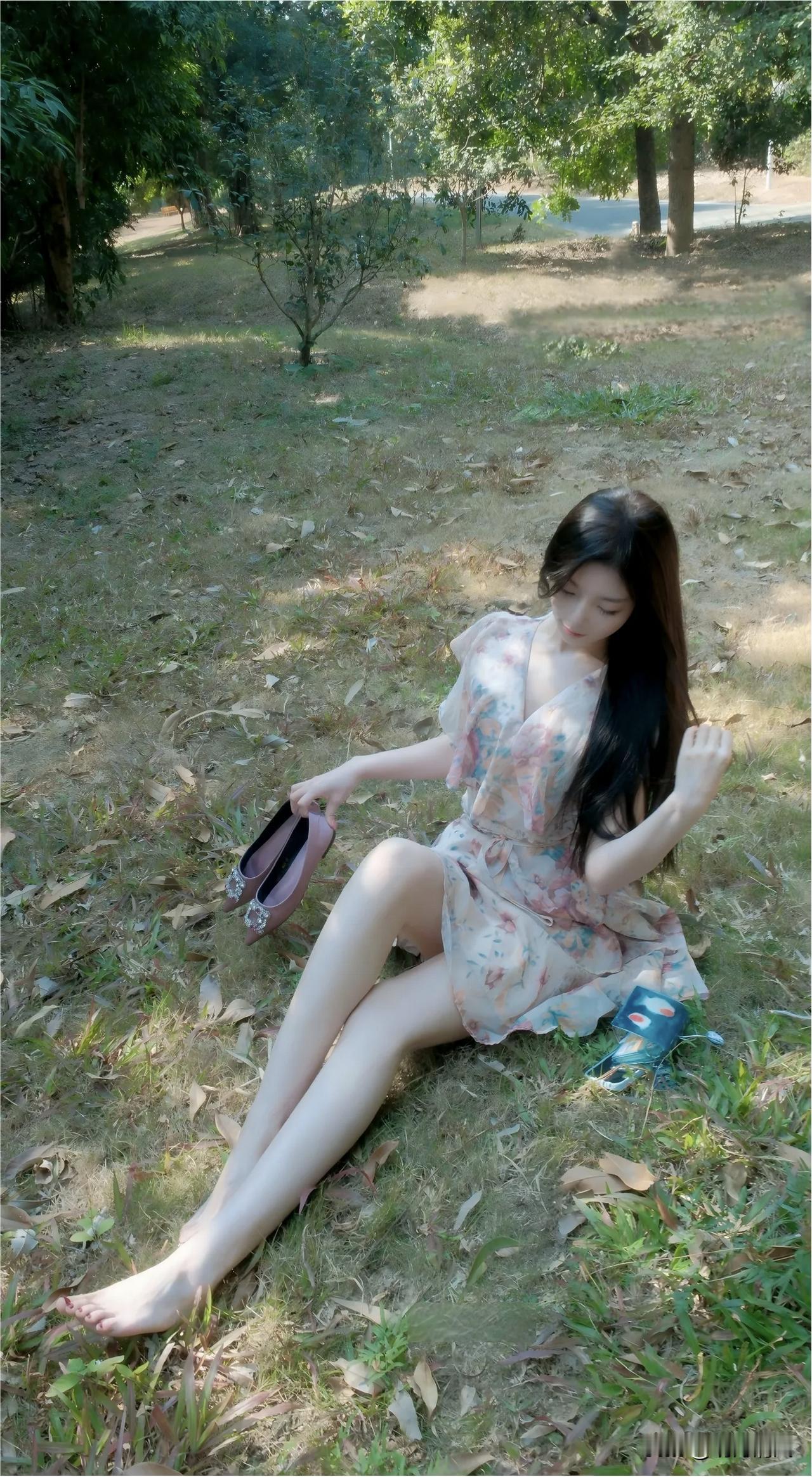 【下午四点的光，碎花裙和一双浅紫单鞋。】下午四点的光，斜着从树叶缝里漏下来，