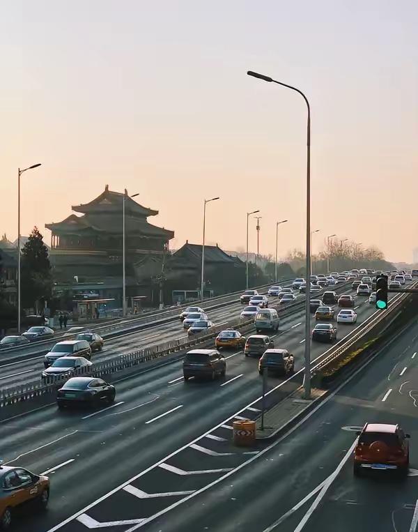 今天同事说，你有没有发现，最近北京的道路没有那么堵了。好像真是，最近上班快了10