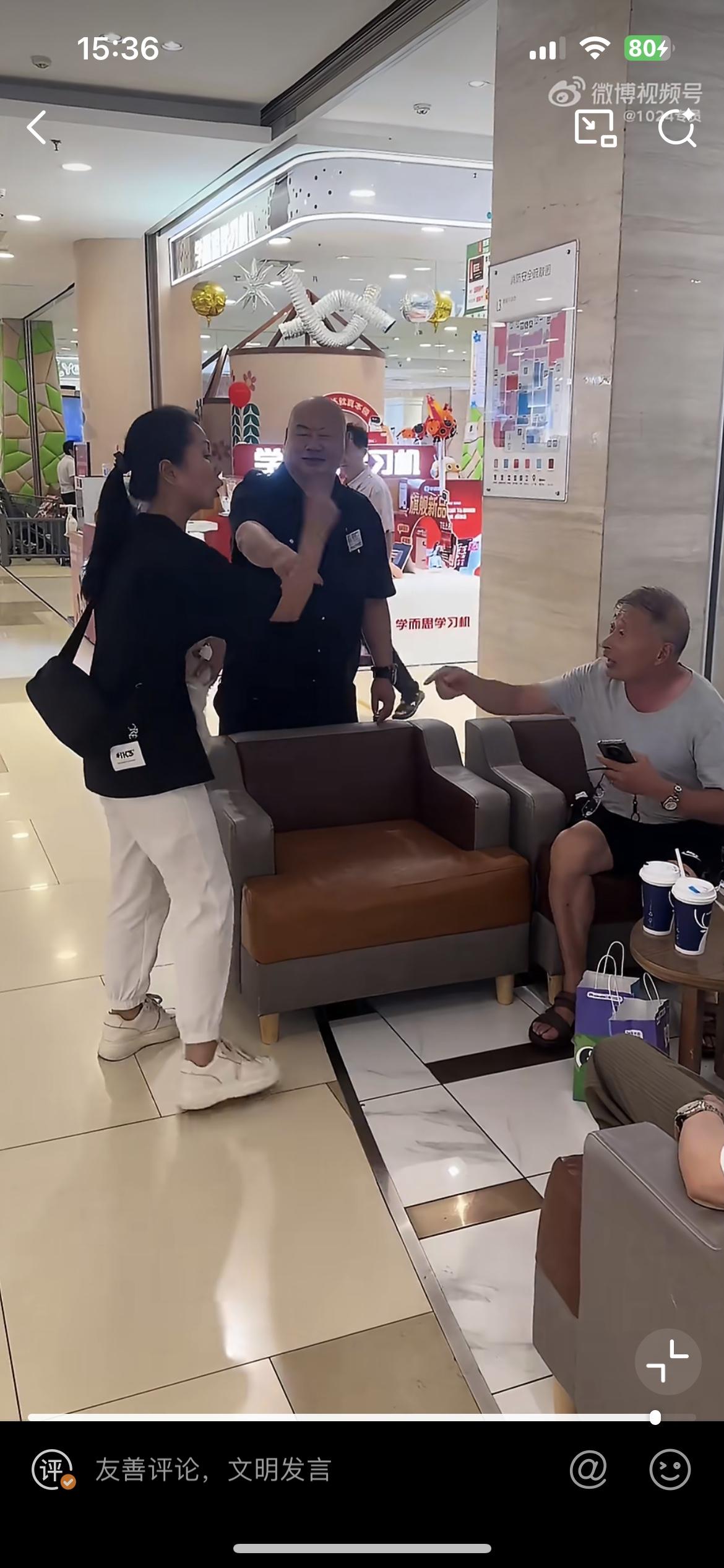 成都大爷阻止女子把狗放在公共座椅上，说座椅其他人也会坐，女子反击，认为她的狗很干