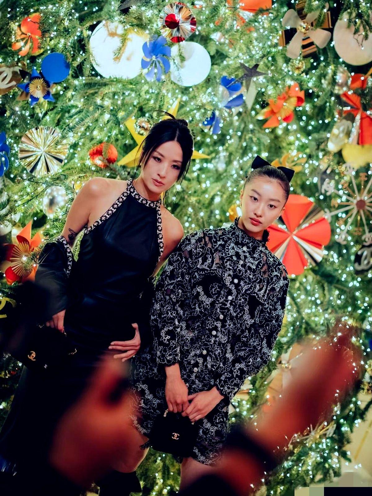 11月25日，徐濠萦带女儿陈康堤参加香奈儿晚宴，这回终于正常了51岁的徐濠萦