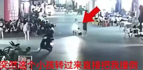 交警定责要符合常理，不能谁弱谁有理。一孩子回头主动撞上正常行驶的电动