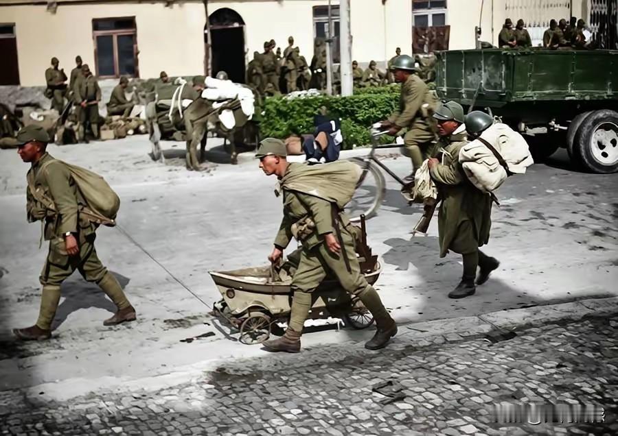 日本鬼子攻陷南京之后，一边是疯狂的杀人，一边是疯狂的抢劫掠夺，画面中显示的，就是