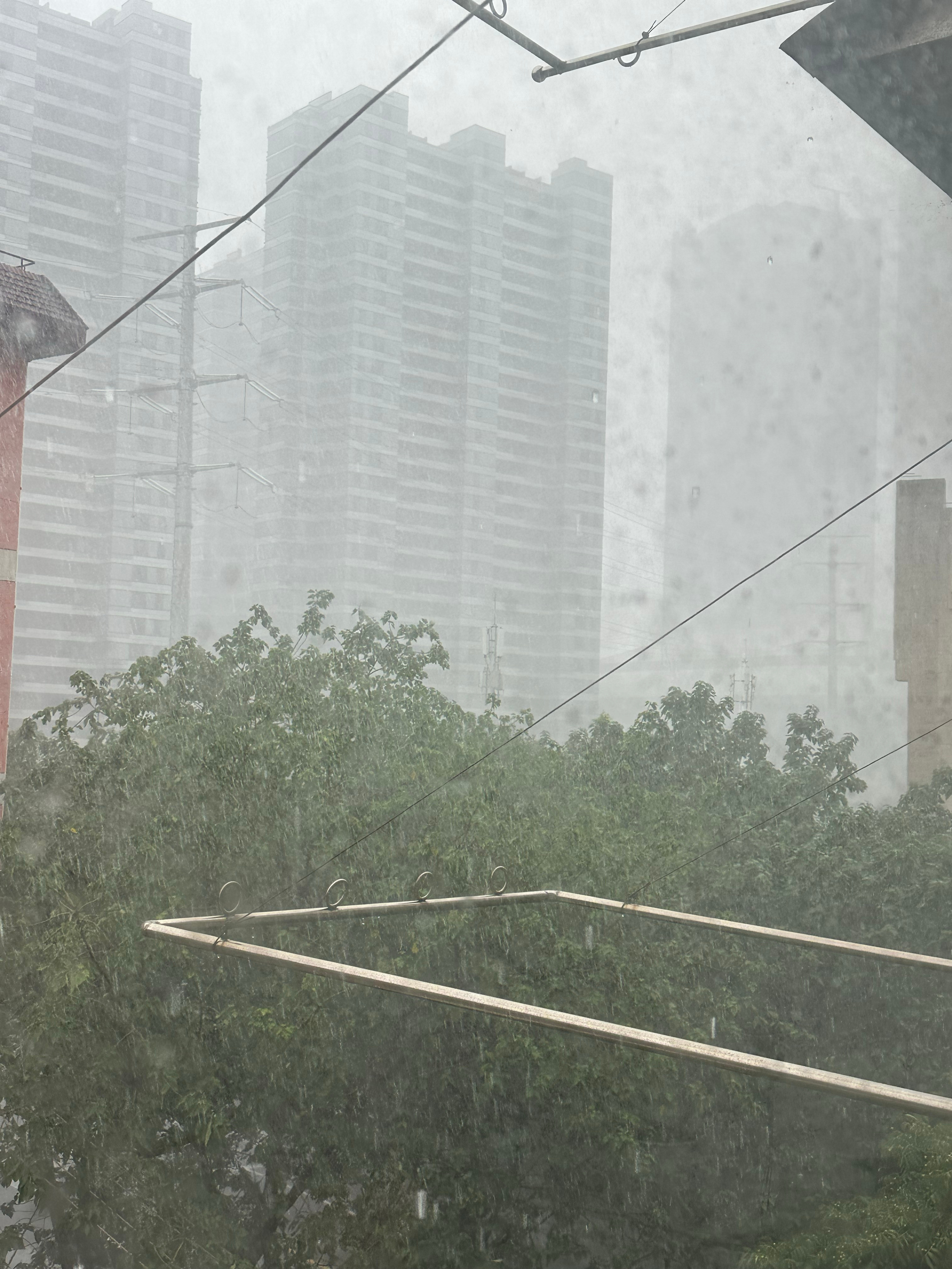 有人喜欢听下雨的声音吗🌧️​​​