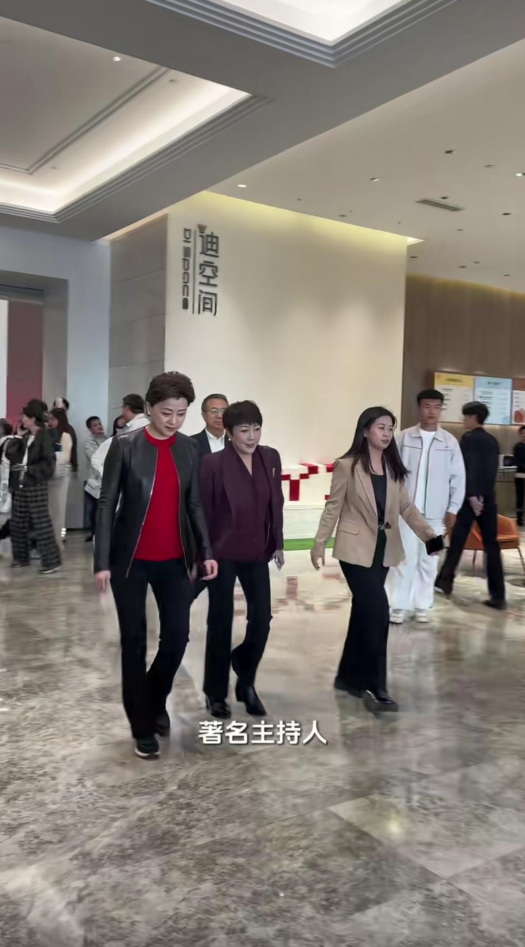 杨澜穿皮袄，老公穿短袖。3月7日，这对夫妻现身比亚迪总部。一个像过冬，一个像