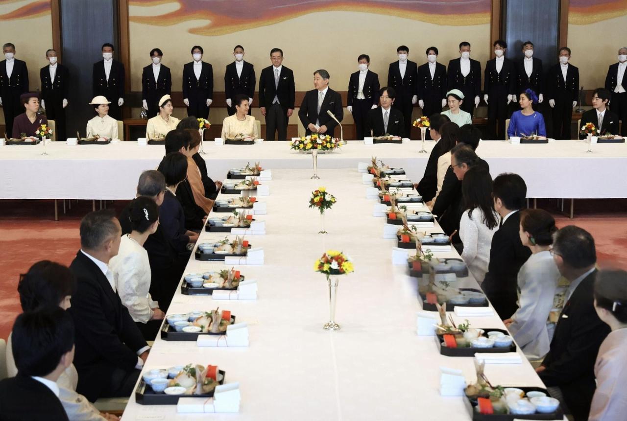 吃席了，日本德仁天皇66岁大寿，一人吃4两鱼。去年德仁国王摆席，给客人吃的饭，