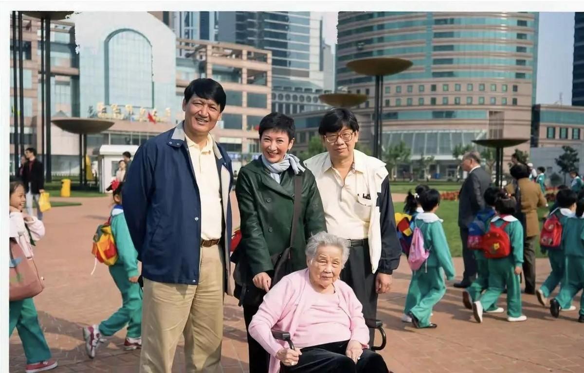 施南生这辈子最幸运的事，不是当过徐克的女人，而是自始至终都是施家的女儿。没嫁人前