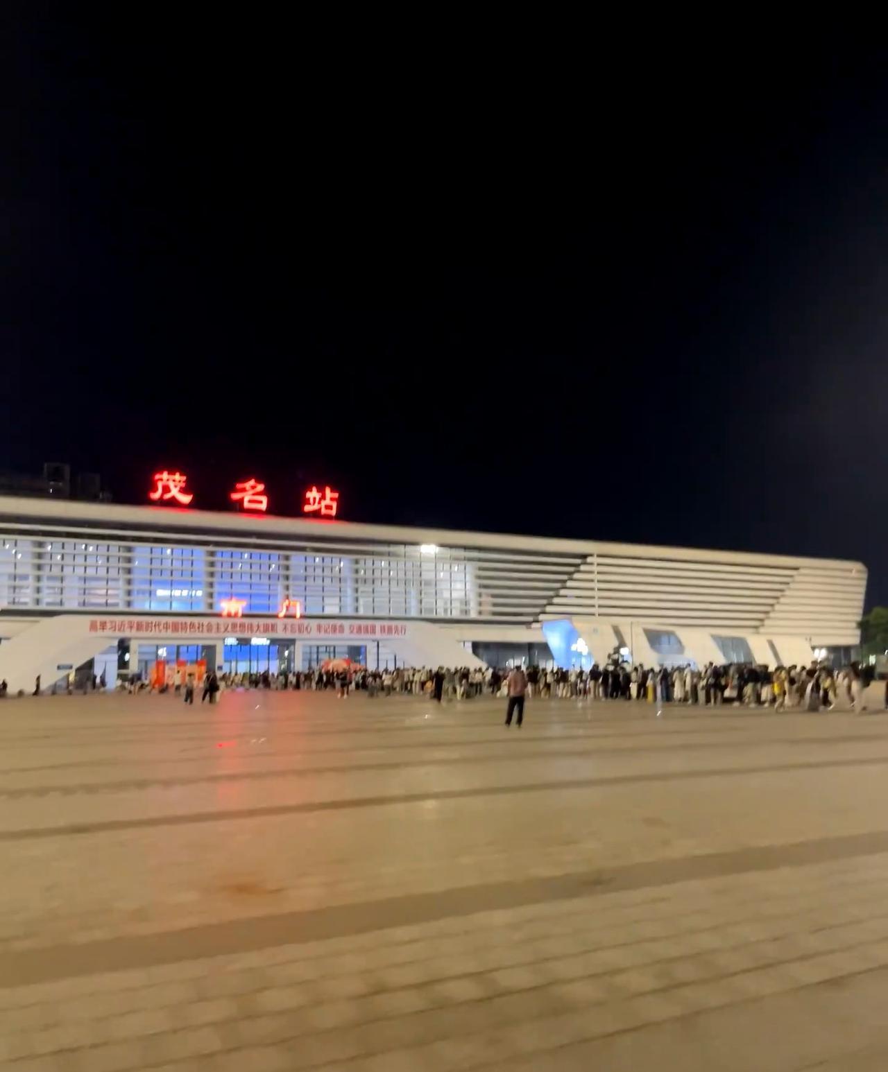 第一次高铁站成“地铁站”，请提前出门！毫不夸张，第一次在茂名站坐出地铁的感觉