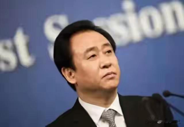 许家印一审开庭当场认罪，这消息一出来，全网都炸了。曾经他可是风光无限，2017年