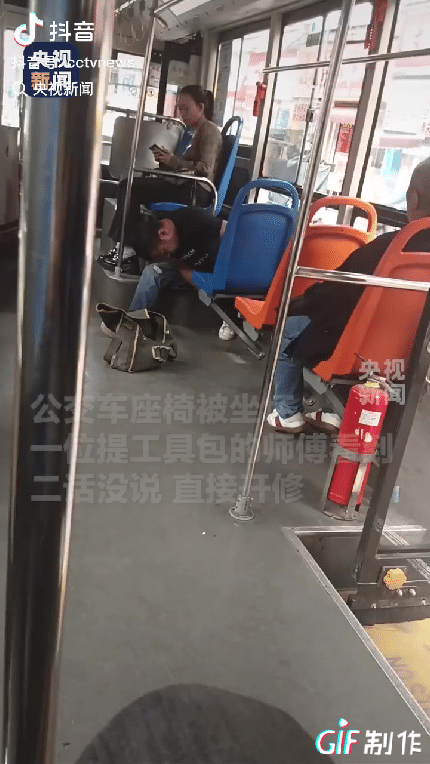“火上央视了！”贵阳，一个公交车上的座椅被坐坏了，不料，一位提工具包的师傅看见后