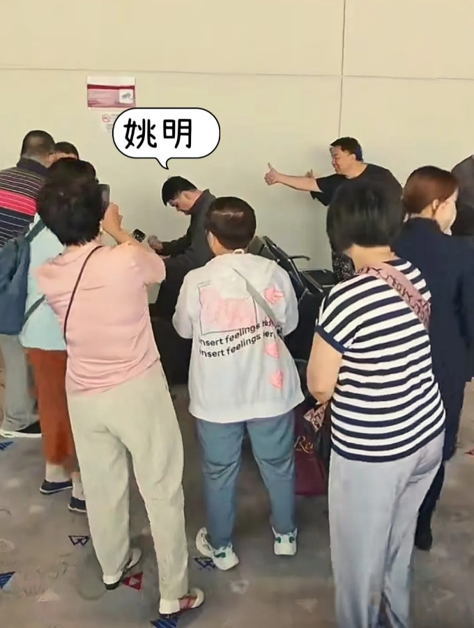姚明这都不生气？脾气是真好啊，今天姚明现身澳门国际机场候机时，被一群大爷大妈们围