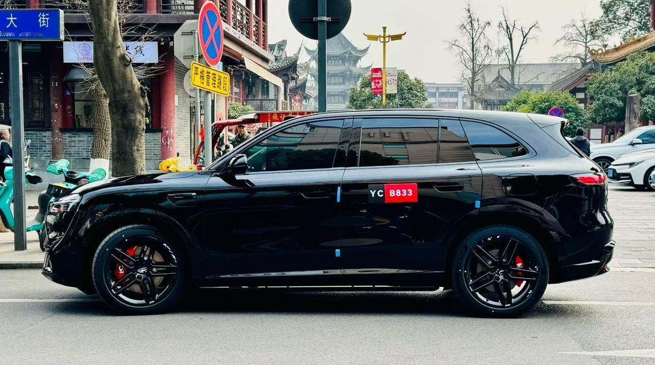 问界M6实车曝光我感觉黑色是目前最好看的颜色，很好的把突兀的前大灯隐藏了起来。白