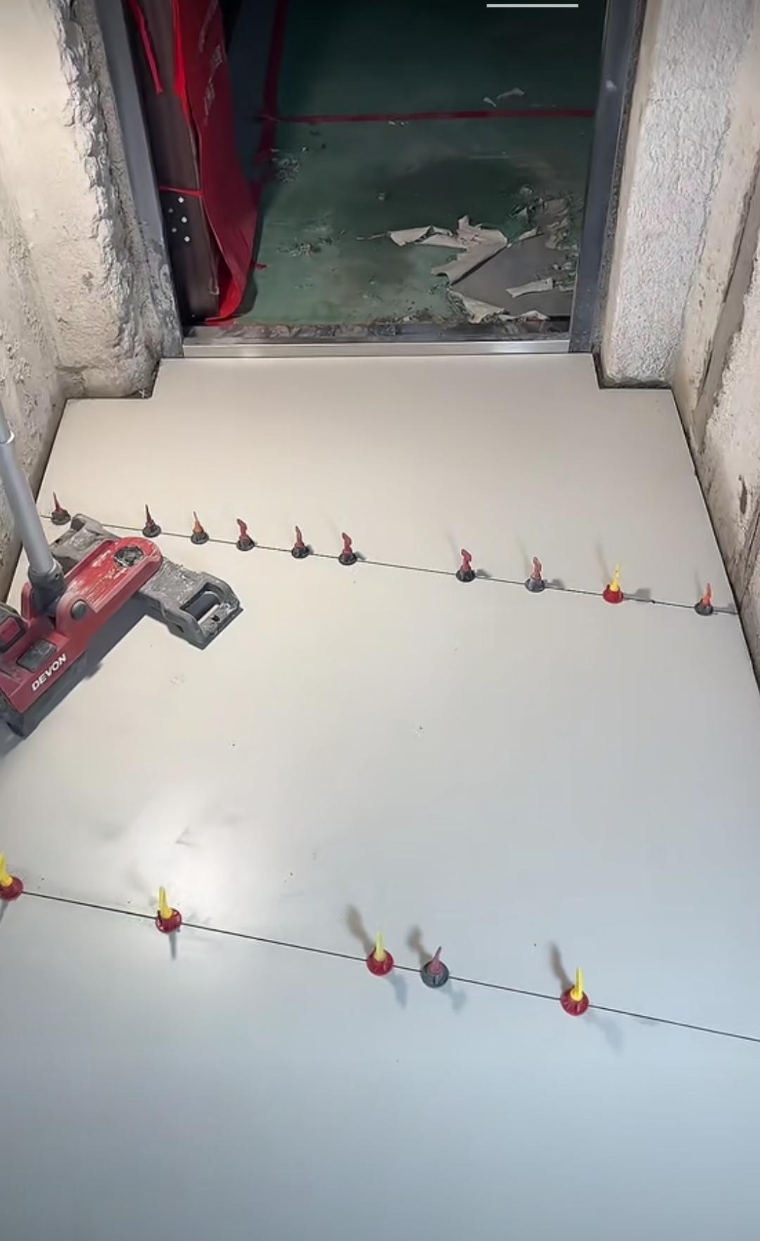 把进门过道贴出“歪风邪道”的形状，这贴砖师傅是怎么回事？是喝醉酒了，还是房东得罪