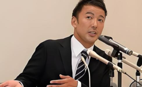 日本国会现场突发震撼一幕，彻底打破了右翼政客们的嚣张气焰！平日里动辄叫嚣“对华强