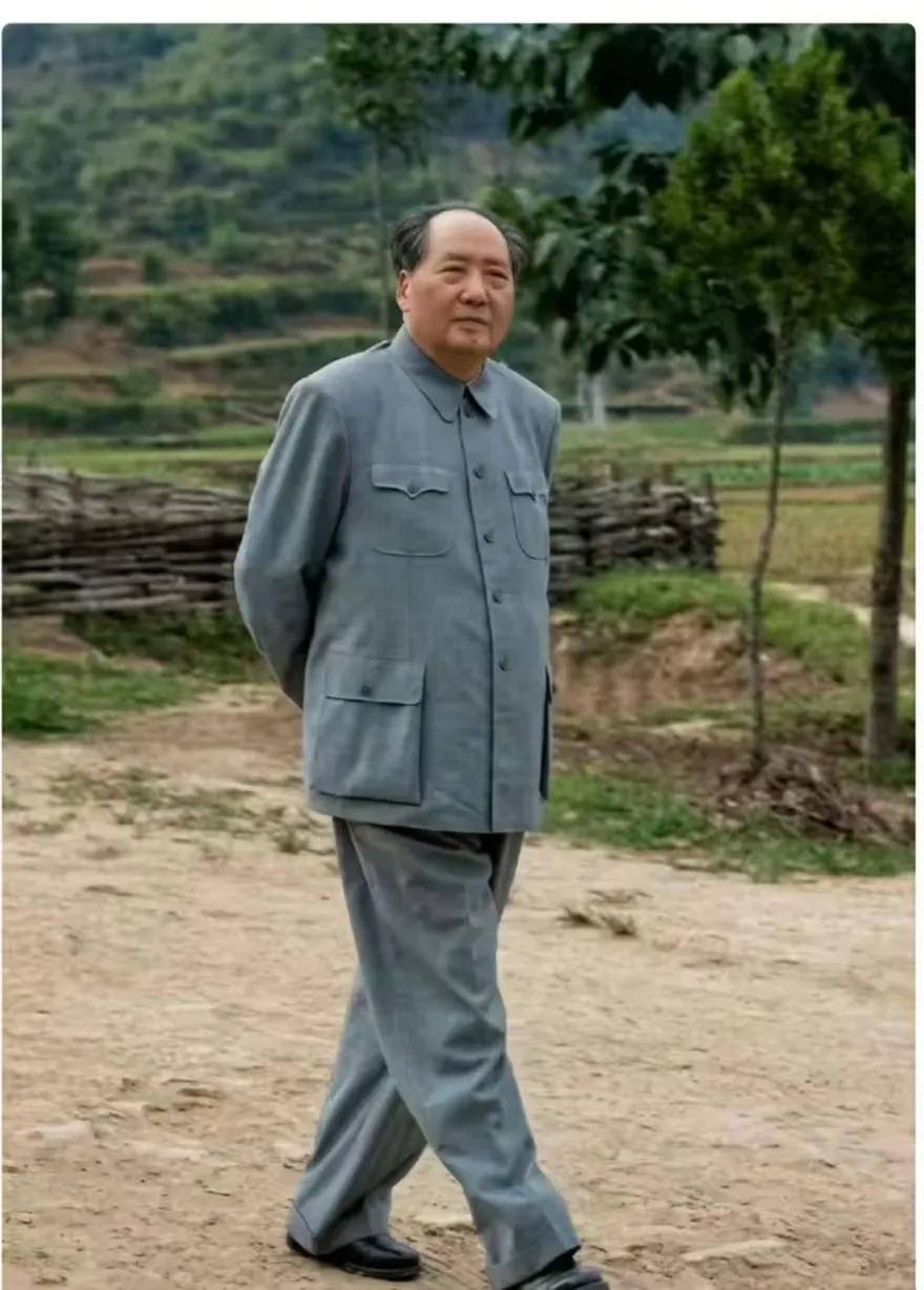 在历史的长河中，伟人非凡的智慧！坚定的步伐，改写了时代的轨迹！铸就了一段段波澜壮