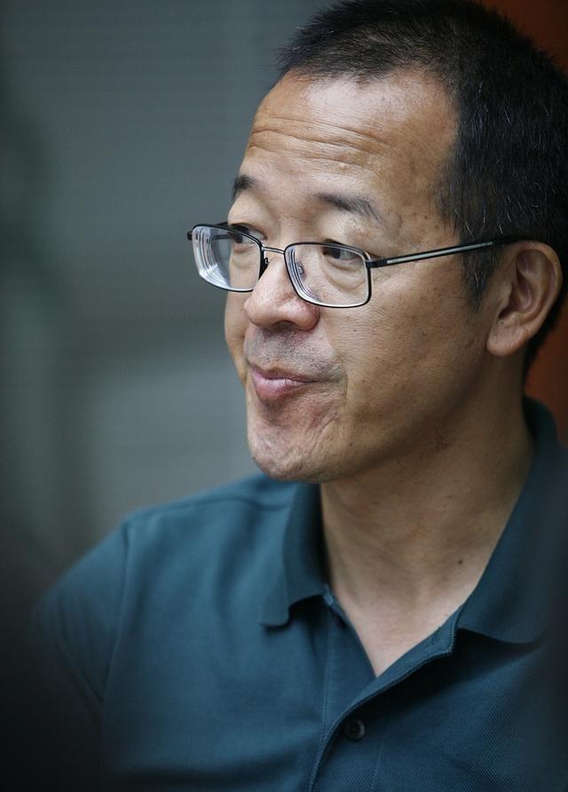 俞敏洪再次抛出惊人言论，他说：“我有两个大学男同学已经死了，都是家庭条件很好，但