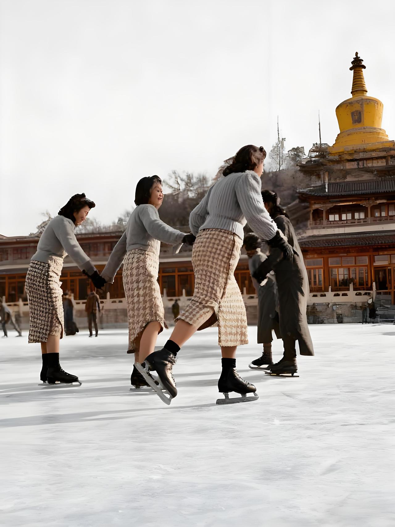 上世纪三四十年代的北海公园，冬日冰面泛着清凌凌的光。几位女子身着旗袍，或缀格纹、