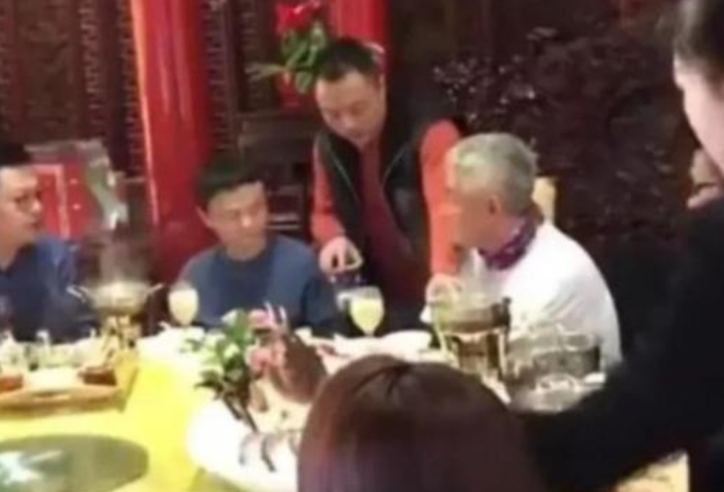 那年，马云到沈阳出差，赵本山听说后，特意准备了88，000的家常菜，还拿出了10