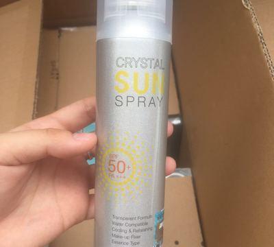 以前我都没过防晒喷雾，后来直播间看得多了，觉得确实方便又好用，就买了三瓶，