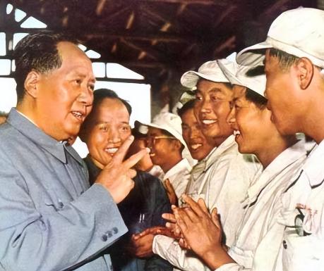 1950年，毛主席双手掐腰，极力克制着内心的怒火，他上上下下打量着那位干部，厉声