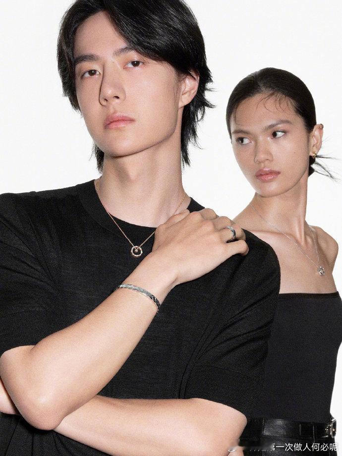 看王一博chanel广告大片，冷峻气质与品牌风格相融。他佩戴香奈儿腕表，眼神
