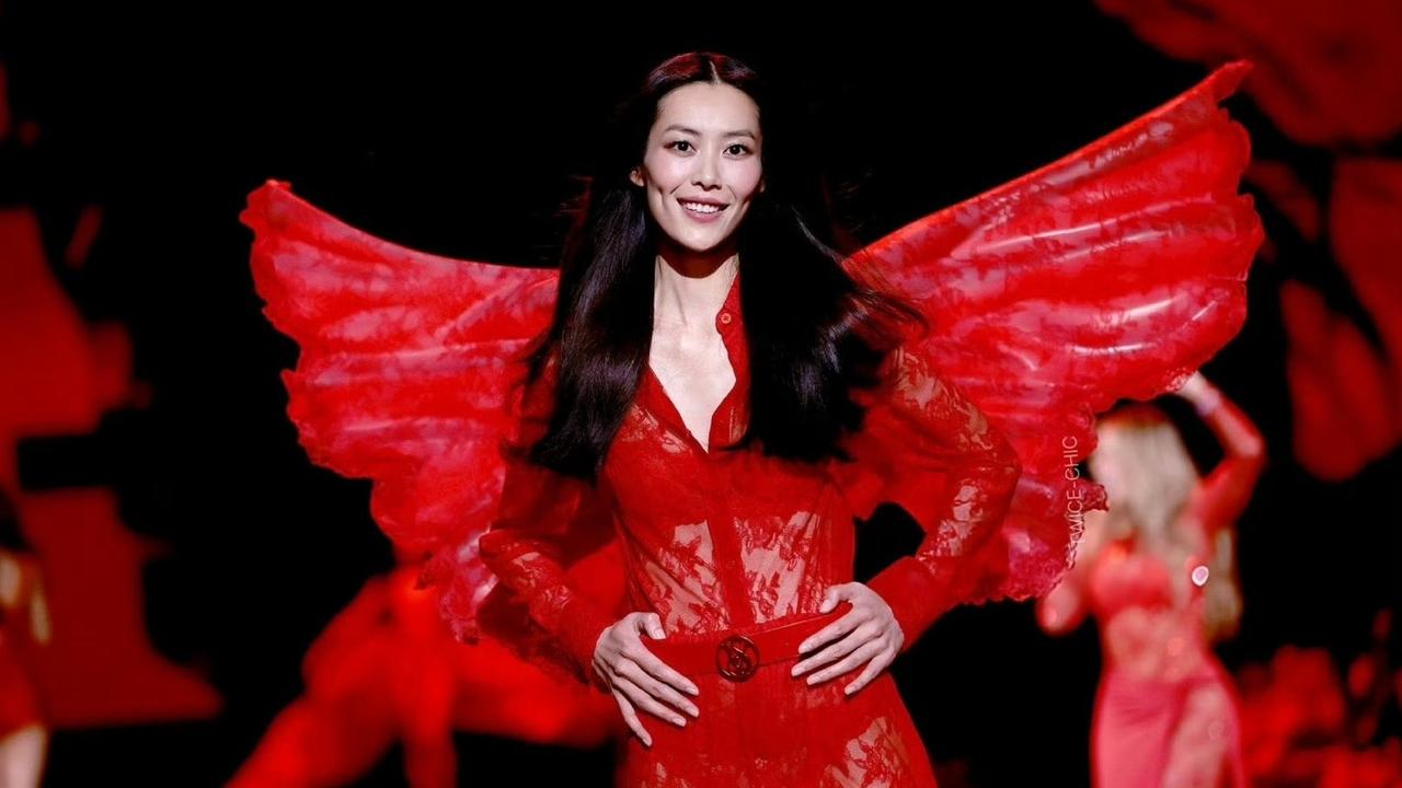 你知道吗？刘雯腰细得和普通人大腿一样粗了。路人在浦东美术馆拍到的生图直接炸了全