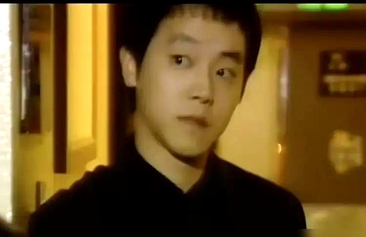 窦靖童终于站在台上，开口唱了王菲和窦唯的歌。以前她死活不碰中文歌，生怕别人拿她和爹妈比。这次她不躲了